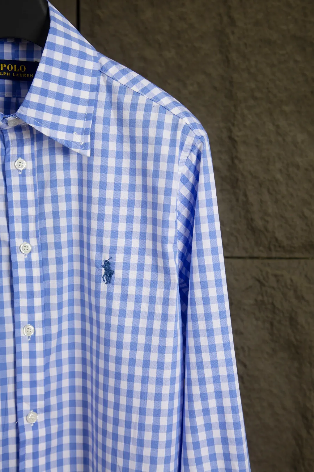 P240 Actual photo [Evergreen for all seasons] Style number: 25120# (on sale all year round) Color: light blue Size: S to XL - Ralph Lauren/Ralph Lauren 2025SS Four seasons commuting style poplin cotton casual color 0.8 check blue checkered blue label long-sleeved shirt - 100% restored workmanship. The entire garment is covered with seams and clean edges. The upper back has been reorganized for a better fit. ✅ - 100% cotton poplin cotton feels smooth. Pre-car washing treatment makes the yarn tighter ✅ - Custom-dyed original pearlescent white buttons with different sizes ✅ - Special shaped chiffon foil is included in the collar door tube, which is not easy to deform and pull ✅ - RL refreshing plaid shirt is more naughty and colorful than the simplicity of the solid color shirt. It can be salty or sweet. Daily travel and travel, the production rate is very high